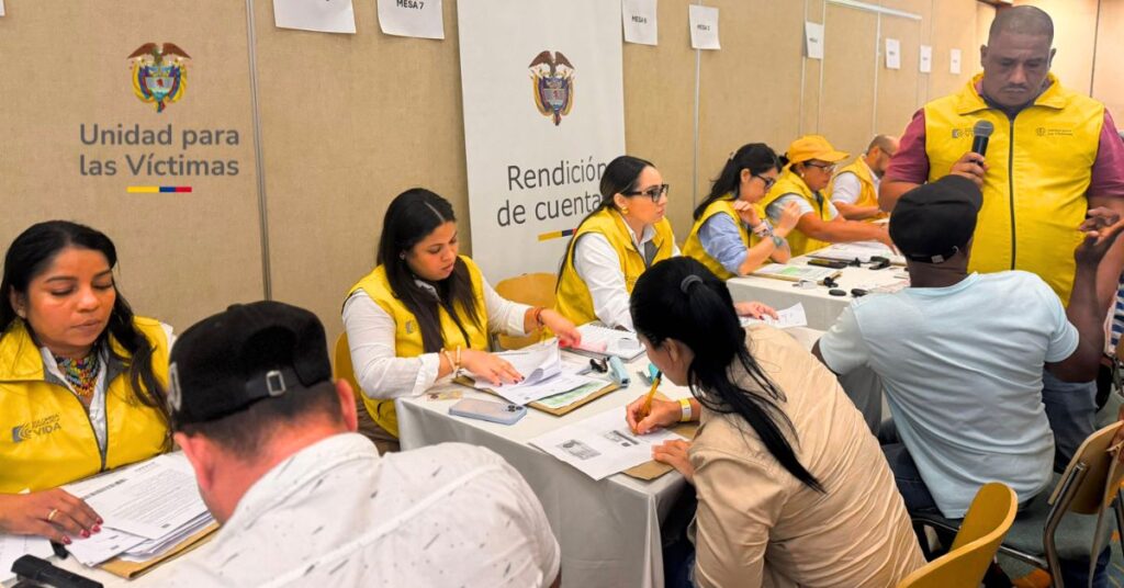 Familias en el departamento del Magdalena recibiendo sus cartas de indemnización
