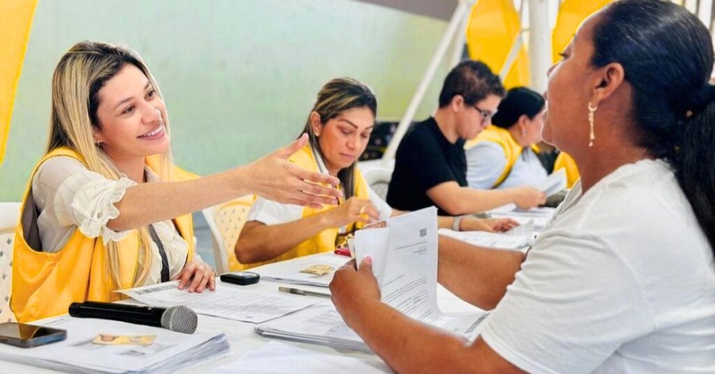 Familias beneficiarias recibiendo cartas de indemnización de la Unidad para las Víctimas