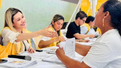 Familias beneficiarias recibiendo cartas de indemnización de la Unidad para las Víctimas