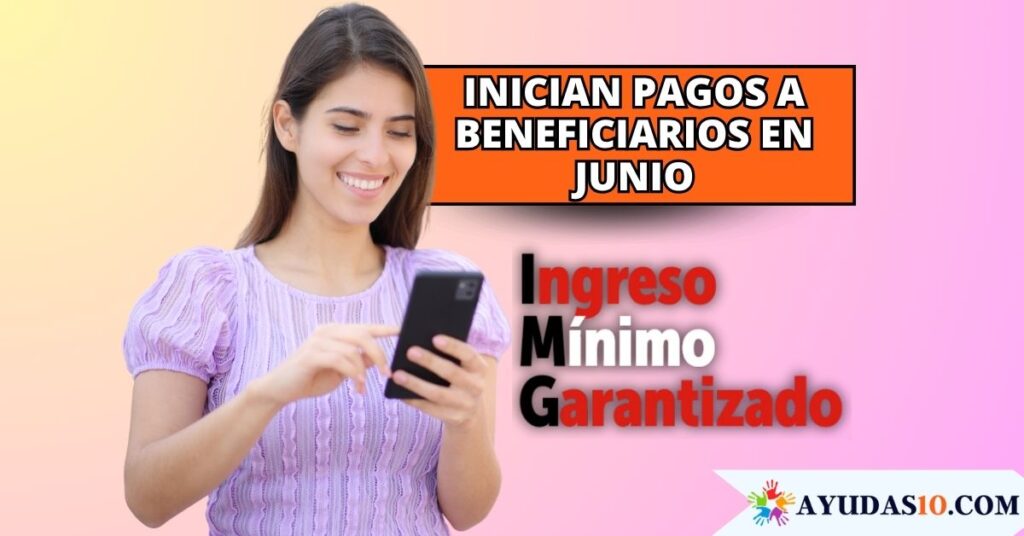 Madre de familia en Bogotá verificando en su teléfono celular la notificación del pago del Ingreso Mínimo Garantizado