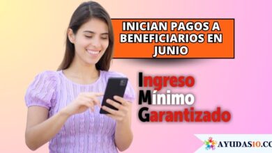 Madre de familia en Bogotá verificando en su teléfono celular la notificación del pago del Ingreso Mínimo Garantizado