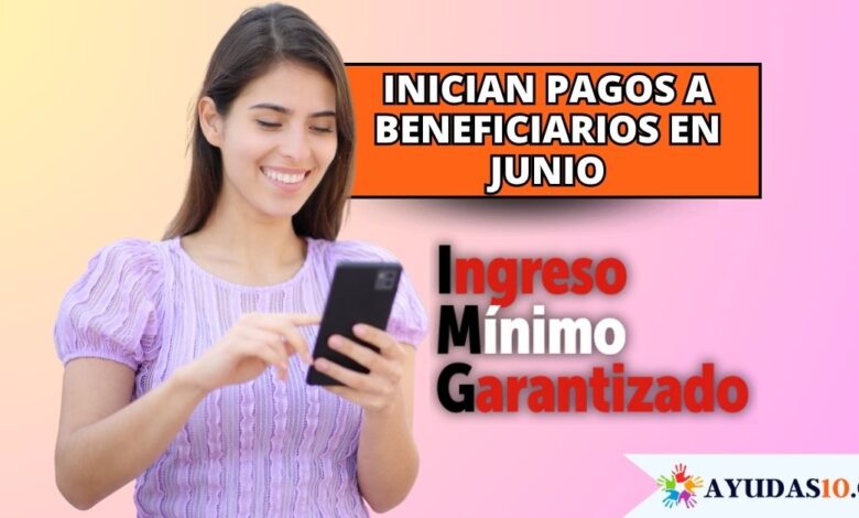 Madre de familia en Bogotá verificando en su teléfono celular la notificación del pago del Ingreso Mínimo Garantizado