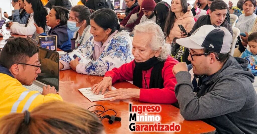 Ciudadanos de la localidad de Bosa recibiendo atención presencial sobre los pagos del Ingreso Mínimo Garantizado