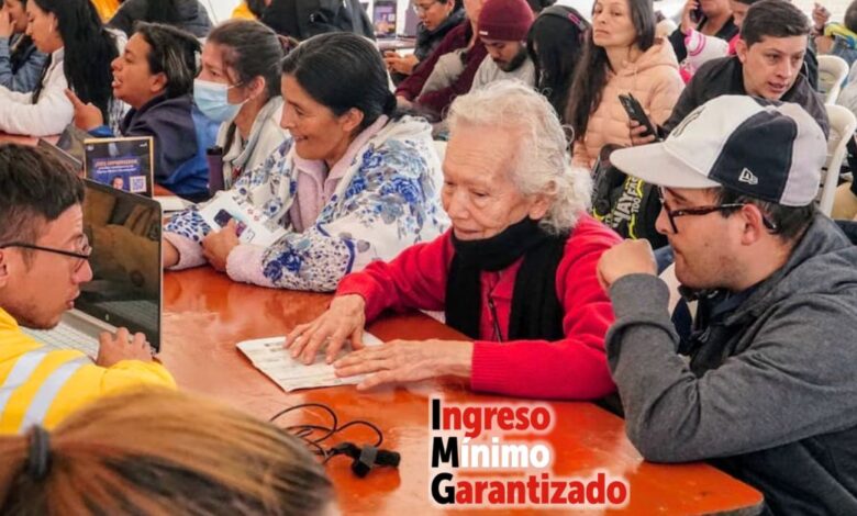 Ciudadanos de la localidad de Bosa recibiendo atención presencial sobre los pagos del Ingreso Mínimo Garantizado