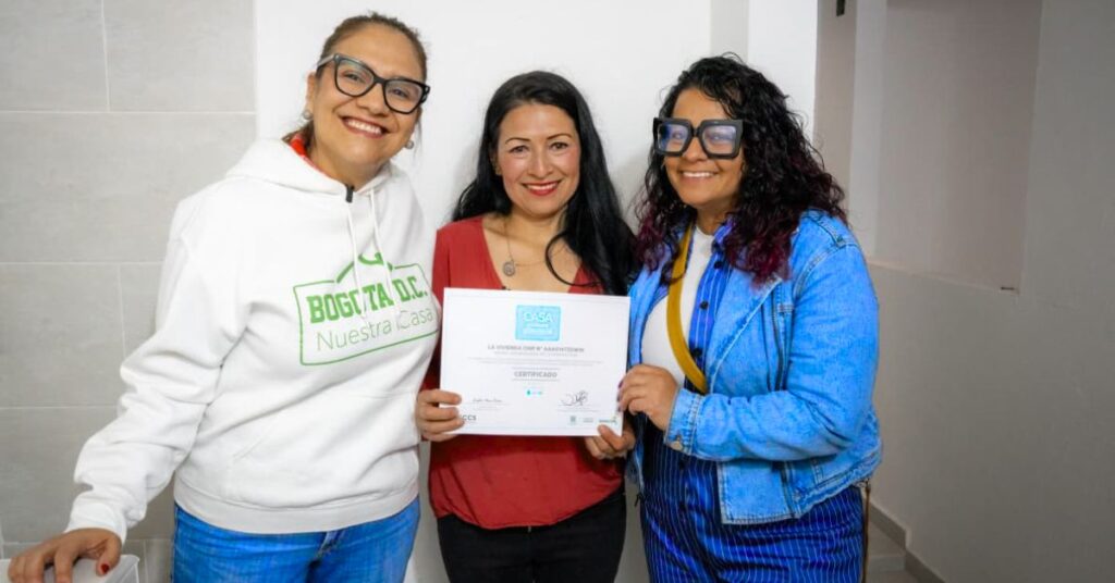 Familia bogotana beneficiaria del subsidio Mejora tu Cuota de la Secretaría del Hábitat