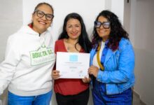 Familia bogotana beneficiaria del subsidio Mejora tu Cuota de la Secretaría del Hábitat