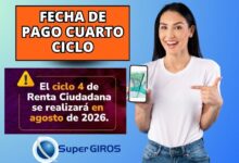 Madre de familia consultando el abono del cuarto ciclo de Renta Ciudadana en su teléfono celular