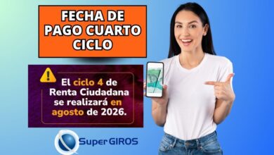 Madre de familia consultando el abono del cuarto ciclo de Renta Ciudadana en su teléfono celular