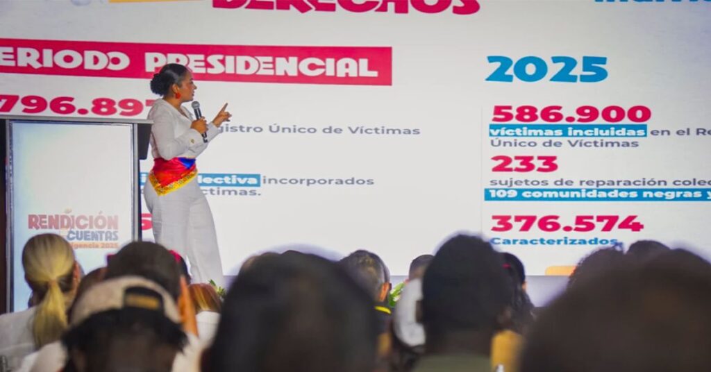 Entrega de cartas de indemnización y reparación económica a víctimas del conflicto en Colombia
