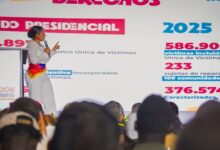 Entrega de cartas de indemnización y reparación económica a víctimas del conflicto en Colombia