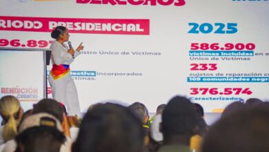 Entrega de cartas de indemnización y reparación económica a víctimas del conflicto en Colombia