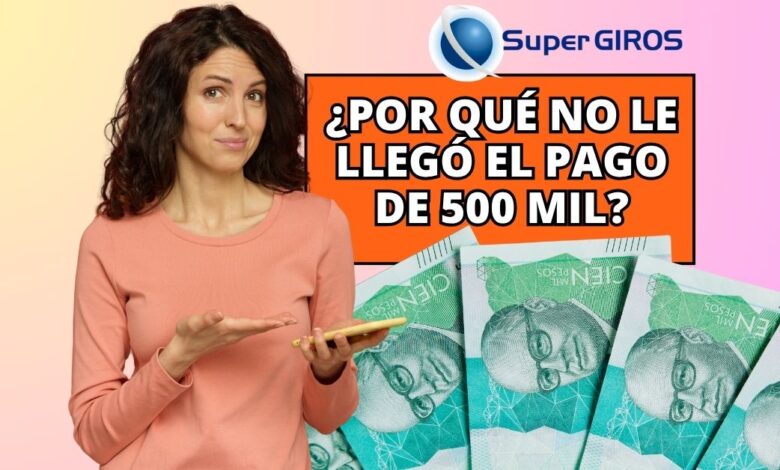 Persona consultando en su celular la razón por la que no le llegó el giro de 500 mil pesos de Prosperidad Social