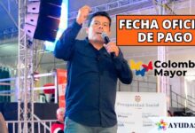 Adulto mayor beneficiario del programa Colombia Mayor recibiendo su pago en taquilla o consultando su saldo bancario