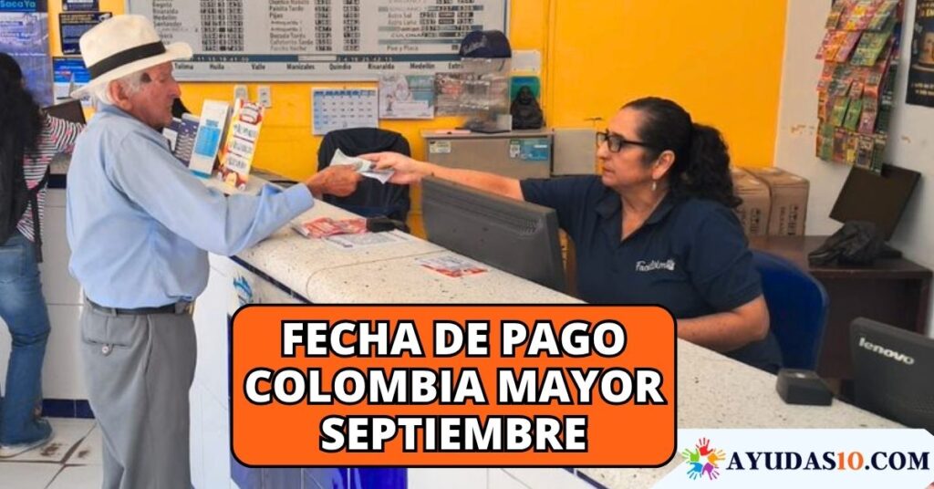 Adulto mayor sonriendo mientras recibe su subsidio económico del programa Colombia Mayor
