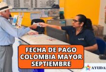 Adulto mayor sonriendo mientras recibe su subsidio económico del programa Colombia Mayor