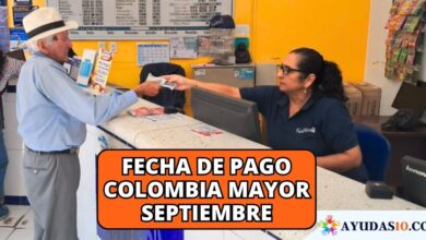 Adulto mayor sonriendo mientras recibe su subsidio económico del programa Colombia Mayor