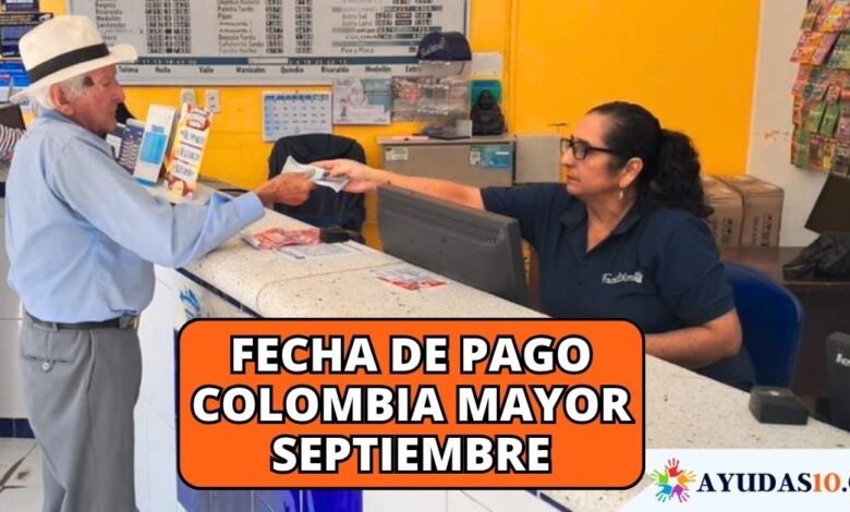 Adulto mayor sonriendo mientras recibe su subsidio económico del programa Colombia Mayor