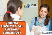 Encuestador del Sisbén atendiendo a una familia en Colombia para verificar datos de subsidios