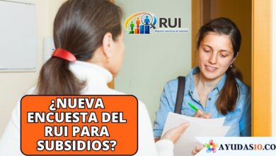 Encuestador del Sisbén atendiendo a una familia en Colombia para verificar datos de subsidios