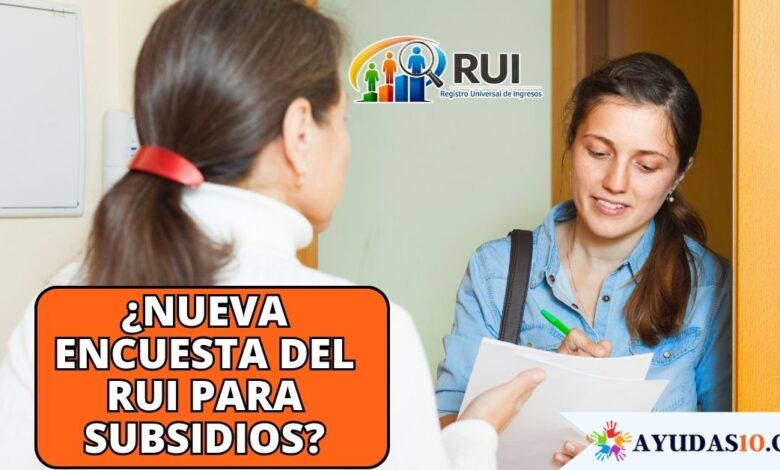 Encuestador del Sisbén atendiendo a una familia en Colombia para verificar datos de subsidios