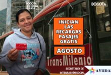 Usuario en Bogotá personalizando y activando los pasajes gratis en la tarjeta TuLlave en un punto automático de TransMilenio
