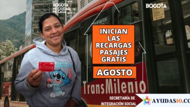 Usuario en Bogotá personalizando y activando los pasajes gratis en la tarjeta TuLlave en un punto automático de TransMilenio