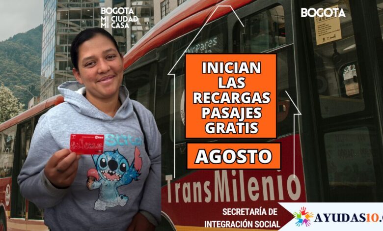 Usuario en Bogotá personalizando y activando los pasajes gratis en la tarjeta TuLlave en un punto automático de TransMilenio