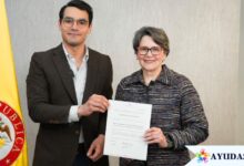Sandra Suárez, directora de Prosperidad Social, junto al nuevo subdirector general Édgar Picón Prado durante su posesión oficial en Colombia