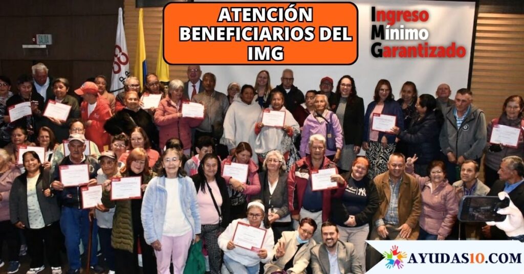 Beneficiarios del Ingreso Mínimo Garantizado recibiendo su certificado de graduación en marketing y alfabetización digital en Bogotá
