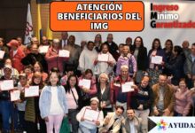 Beneficiarios del Ingreso Mínimo Garantizado recibiendo su certificado de graduación en marketing y alfabetización digital en Bogotá