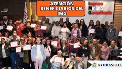Beneficiarios del Ingreso Mínimo Garantizado recibiendo su certificado de graduación en marketing y alfabetización digital en Bogotá