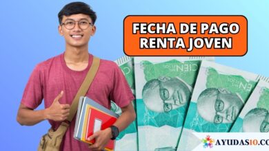 Joven estudiante consultando en su teléfono móvil el pago de las transferencias de Renta Joven en Colombia.