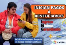 Ciudadana en Bogotá recibiendo la notificación del pago de agosto del Ingreso Mínimo Garantizado en su teléfono celular