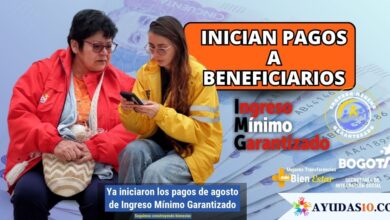 Ciudadana en Bogotá recibiendo la notificación del pago de agosto del Ingreso Mínimo Garantizado en su teléfono celular
