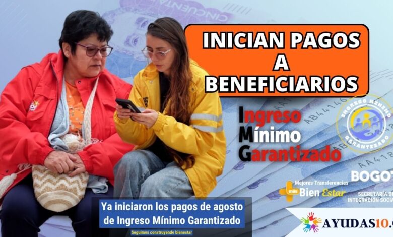 Ciudadana en Bogotá recibiendo la notificación del pago de agosto del Ingreso Mínimo Garantizado en su teléfono celular