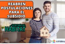 Familia sonriendo frente a su nueva vivienda en Bogotá mientras revisan los requisitos del subsidio Reduce tu Cuota