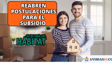Familia sonriendo frente a su nueva vivienda en Bogotá mientras revisan los requisitos del subsidio Reduce tu Cuota