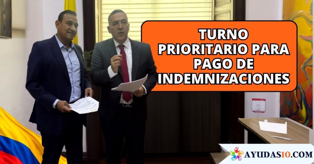 Víctimas del conflicto armado y representantes revisando documentos de indemnización en un municipio PDET