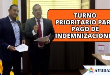 Víctimas del conflicto armado y representantes revisando documentos de indemnización en un municipio PDET
