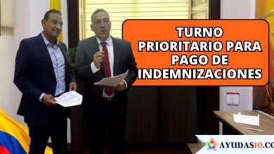 Víctimas del conflicto armado y representantes revisando documentos de indemnización en un municipio PDET