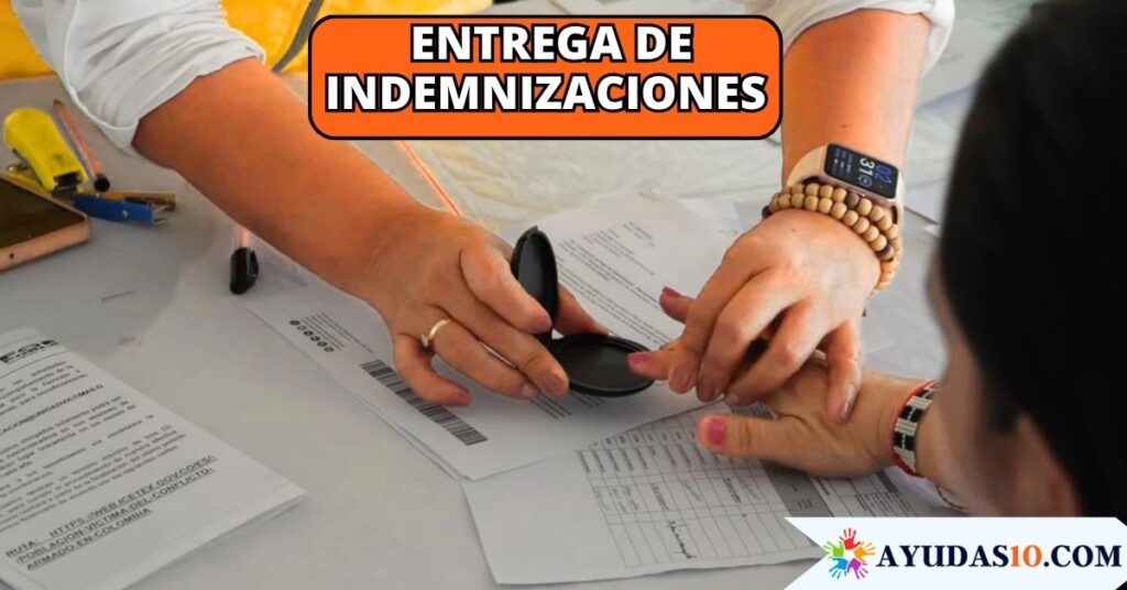Víctimas del conflicto armado recibiendo cartas de indemnización