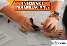 Víctimas del conflicto armado recibiendo cartas de indemnización