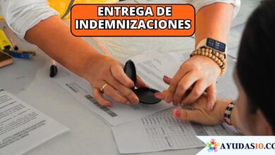 Víctimas del conflicto armado recibiendo cartas de indemnización