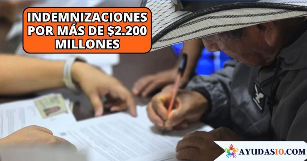 Víctimas del conflicto armado recibiendo sus cartas de indemnización