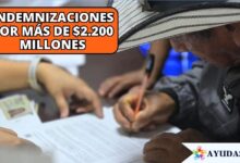 Víctimas del conflicto armado recibiendo sus cartas de indemnización