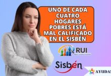 Ciudadana revisando información sobre la focalización del Sisbén y subsidios en Colombia