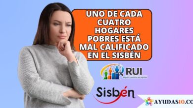 Ciudadana revisando información sobre la focalización del Sisbén y subsidios en Colombia