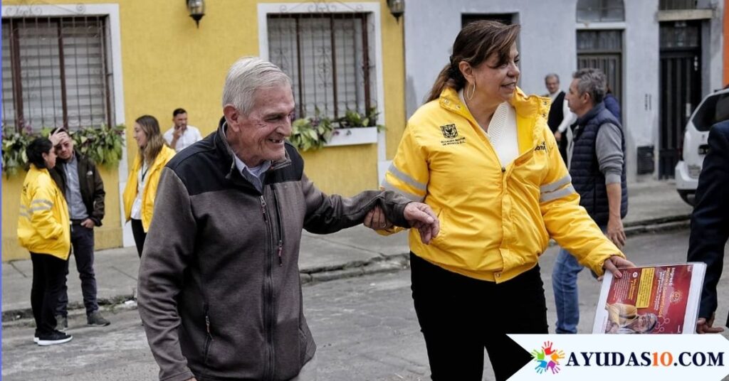 Persona mayor recibiendo acompañamiento y atención institucional en Bogotá
