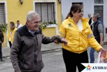 Persona mayor recibiendo acompañamiento y atención institucional en Bogotá