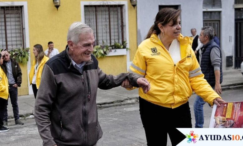 Persona mayor recibiendo acompañamiento y atención institucional en Bogotá